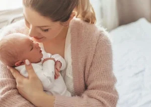 How to choose a maternity nurse: maternity nurse caring for a newborn baby at home in London