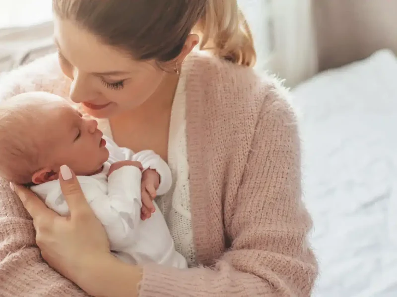 How to choose a maternity nurse: maternity nurse caring for a newborn baby at home in London