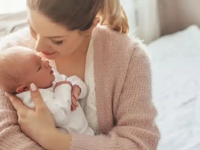 How to choose a maternity nurse: maternity nurse caring for a newborn baby at home in London